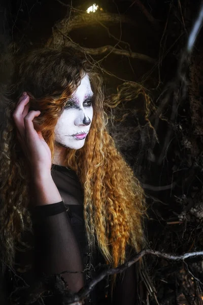 Cadı Halloween karanlık ormanda