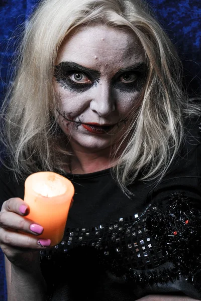 Zombie girl med svarta ögon och en blodig mun på Halloween — Stockfoto