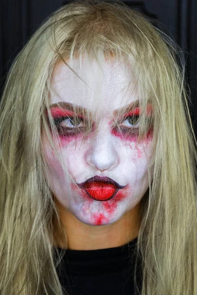 Зомби-девушка с черными глазами и окровавленным ртом на Хэллоуин — стоковое фото