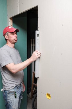 işçiler onarım daire yapın.