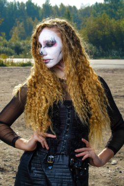 zombi kız siyah gözleri ve Cadılar Bayramı kanlı bir ağızdan
