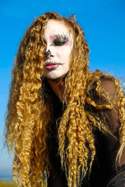 Zombie girl med svarta ögon och en blodig mun på Halloween — Stockfoto