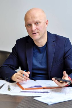 ofiste başarılı bir iş adamı