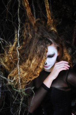 Cadı Halloween karanlık ormanda