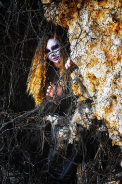 Cadı Halloween karanlık ormanda