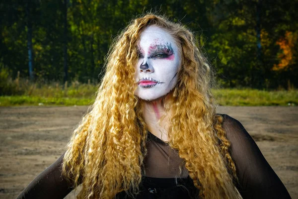 Zombie chica con los ojos negros y una boca ensangrentada en Halloween —  Fotos de Stock