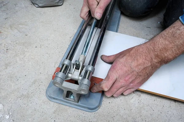 işçiler onarım daire yapın.