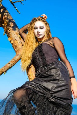 Cadı Halloween denizde