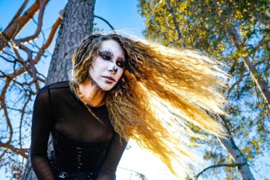 zombi kız siyah gözleri ve Cadılar Bayramı kanlı bir ağızdan