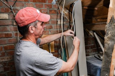 işçiler onarım daire yapın.