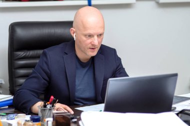 ofiste başarılı bir iş adamı