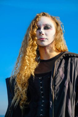 zombi kız siyah gözleri ve Cadılar Bayramı kanlı bir ağızdan