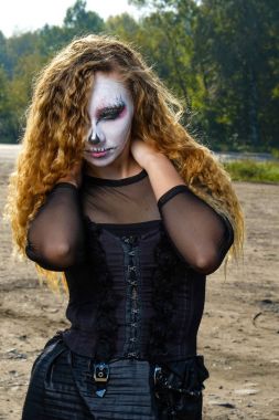 zombi kız siyah gözleri ve Cadılar Bayramı kanlı bir ağızdan