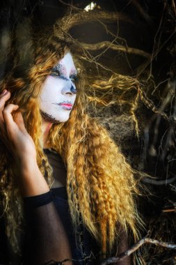 Cadı Halloween karanlık ormanda