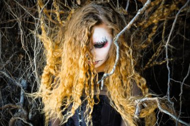 Cadı Halloween karanlık ormanda