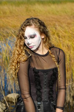 zombi kız siyah gözleri ve Cadılar Bayramı kanlı bir ağızdan