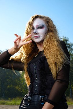 zombi kız siyah gözleri ve Cadılar Bayramı kanlı bir ağızdan