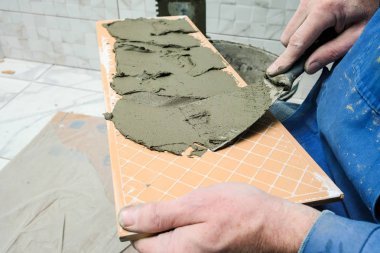 işçiler onarım daire yapın.