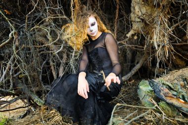 Cadı Halloween karanlık ormanda