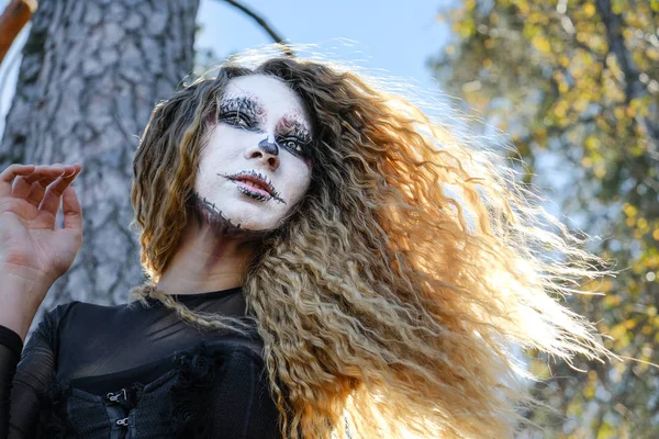 Zombie girl med svarta ögon och en blodig mun på Halloween — Stockfoto