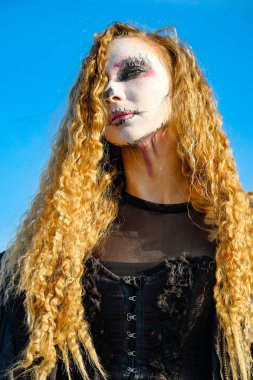 zombi kız siyah gözleri ve Cadılar Bayramı kanlı bir ağızdan