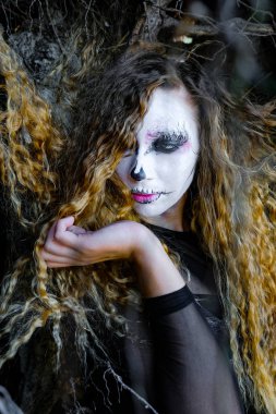 Cadı Halloween karanlık ormanda