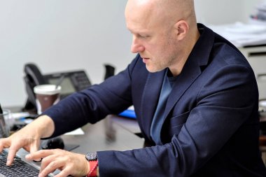 ofiste başarılı bir iş adamı