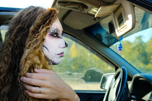 Зомбі дівчина з чорними очима і кривавим ротом на Хеллоуїн — стокове фото