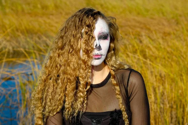 La bruja en el mar en Halloween — Foto de Stock