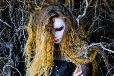 Cadı Halloween karanlık ormanda