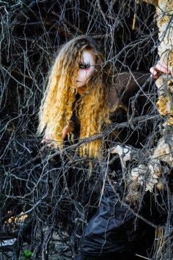 Cadı Halloween karanlık ormanda