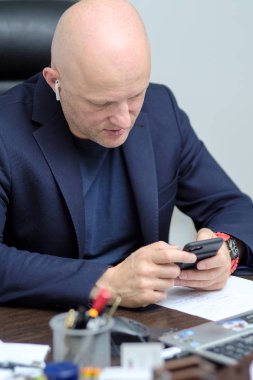 ofiste başarılı bir iş adamı