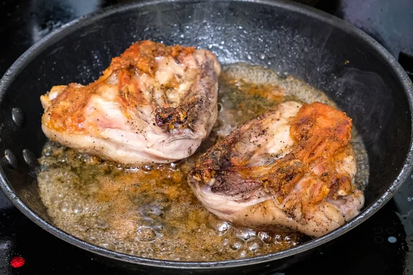 프라이팬에 튀긴 닭고기 — 스톡 사진