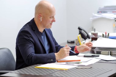 ofiste başarılı bir iş adamı