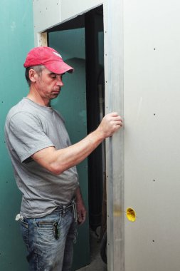 işçiler onarım daire yapın.