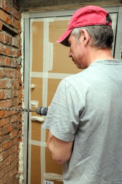 işçiler onarım daire yapın.