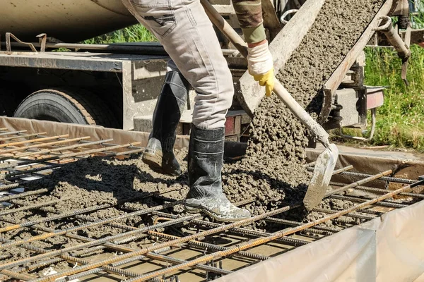 dökülen beton levha
