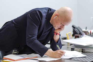 ofiste başarılı bir iş adamı