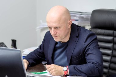 ofiste başarılı bir iş adamı