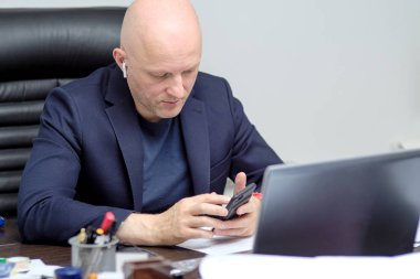 ofiste başarılı bir iş adamı