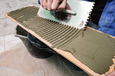 işçiler onarım daire yapın.