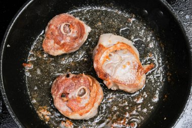 Tavada kızarmış tavuk.