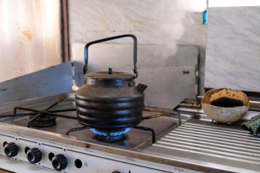 Bir gaz sobası üzerinde eski su ısıtıcısı