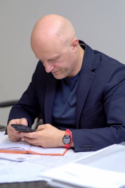 ofiste başarılı bir iş adamı