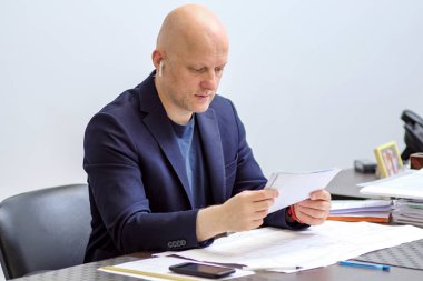 ofiste başarılı bir iş adamı