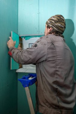 işçiler onarım daire yapın.