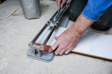 işçiler onarım daire yapın.