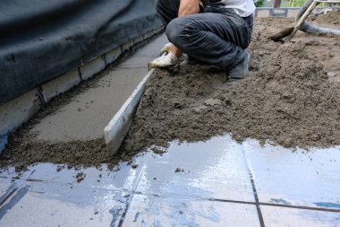 dökülen beton levha