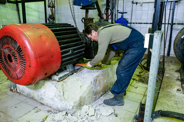 механический ремонт большого водяного насоса
