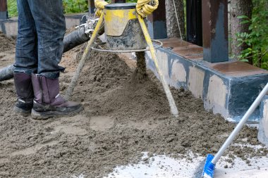 dökülen beton levha